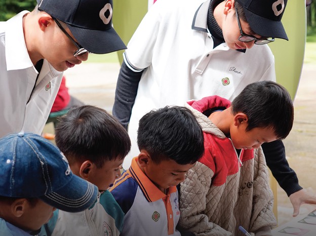 Khoai Chở Trăm Nụ Cười Về Bản Nơi thắp sáng nụ cười em thơ