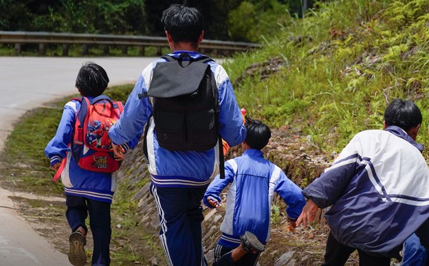 Khoai Chở Trăm Nụ Cười Về Bản Nơi thắp sáng nụ cười em thơ