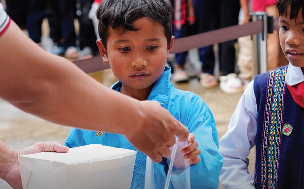 Khoai Chở Trăm Nụ Cười Về Bản Nơi thắp sáng nụ cười em thơ