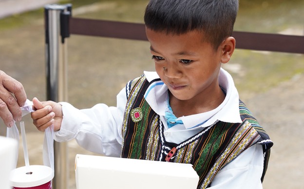 Khoai Chở Trăm Nụ Cười Về Bản Nơi thắp sáng nụ cười em thơ